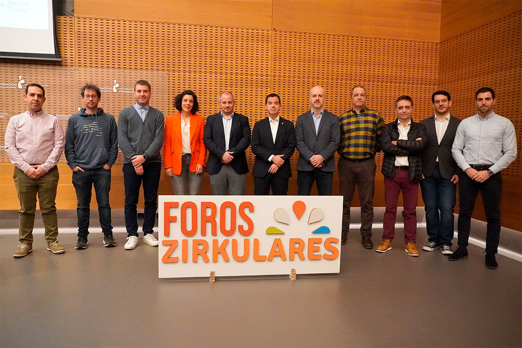El consejero Irujo, en el centro, junto con la directora general de Energía, I+D+i empresarial y Emprendimiento del Gobierno de Navarra, y el resto de ponentes del Foro Zirkular