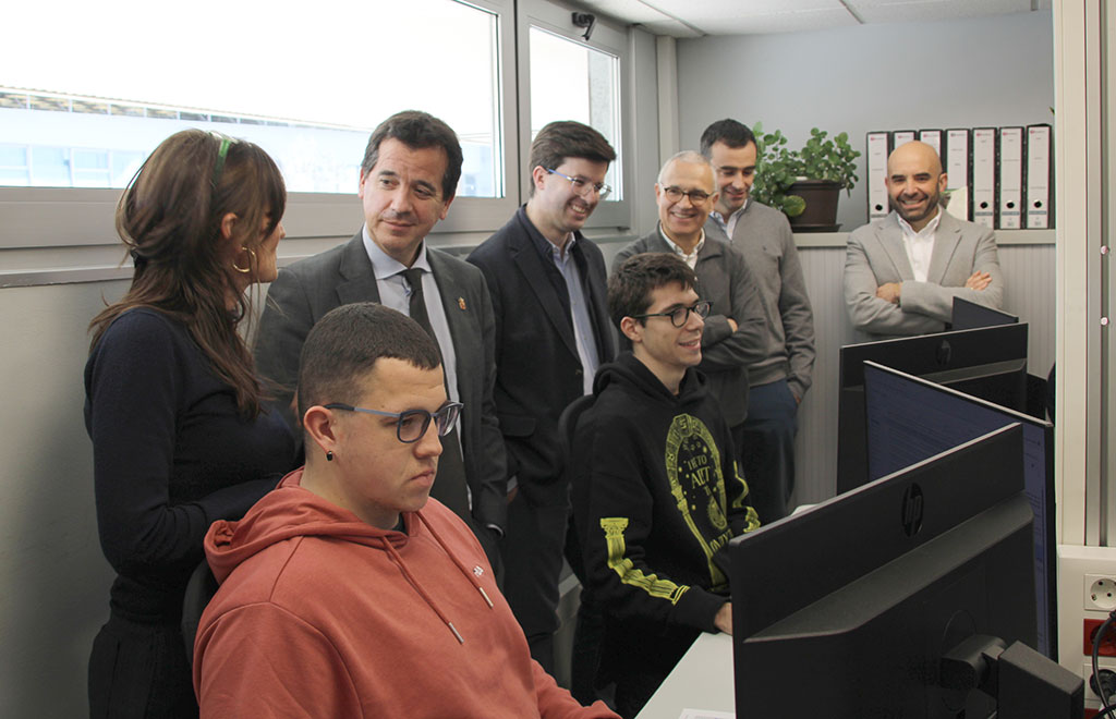 El consejero Irujo observa el trabajo del departamento de Nuevas Tecnologías de TASUBINSA.