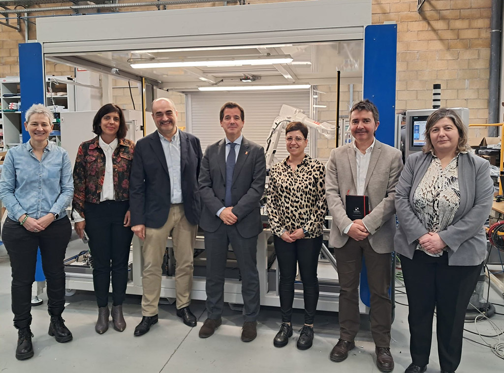 De izda a dcha: Olivia Goñi, Uxue Itoiz, David Fernández de la Pradilla, el consejero Irujo, María José Calvo, Javier Aiape, María Luisa Elguea.