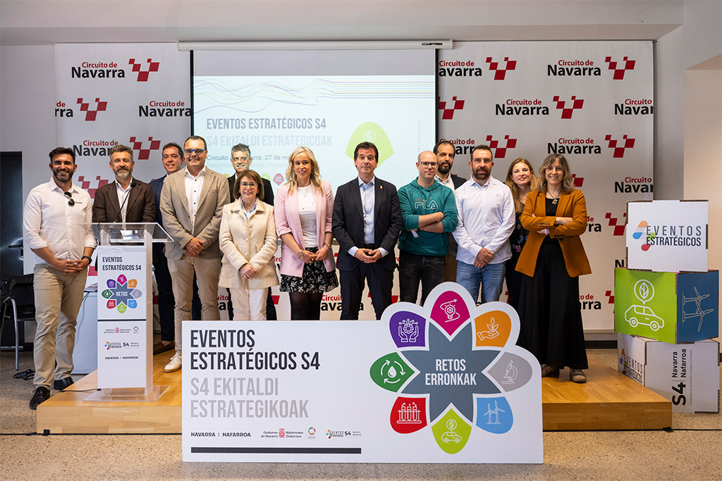El consejero Irujo y el resto de participantes en la jornada. 