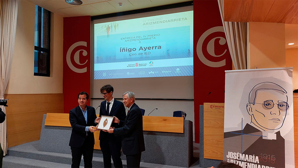 De izqda. a dcha.: El consejero Mikel Irujo, el CEO de IED, Iñigo Ayerra, y el presidente de la Fundación Arizmendiarrieta, Juan Manuel Sinde, durante la entrega del galardón