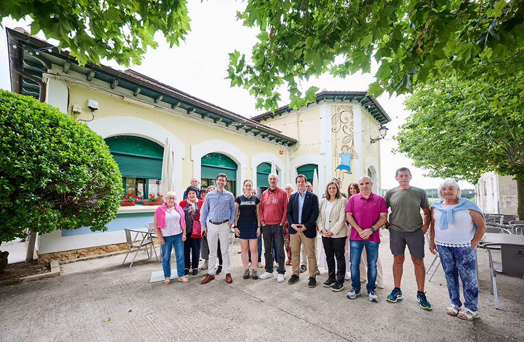 El consejero Irujo y participantes en la inauguración, en el exterior del establecimiento.