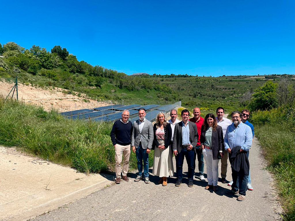 El consejero Irujo y la directora general Basterra, junto a la alcaldesa Remírez, Diego Garrido, personal de Solarfarm y ENERCOOP, y representantes de otras comunidades energéticas de la zona