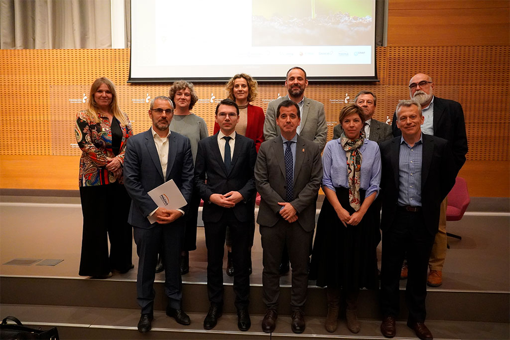 El consejero Irujo, en el centro, con el resto de participantes en la jornada