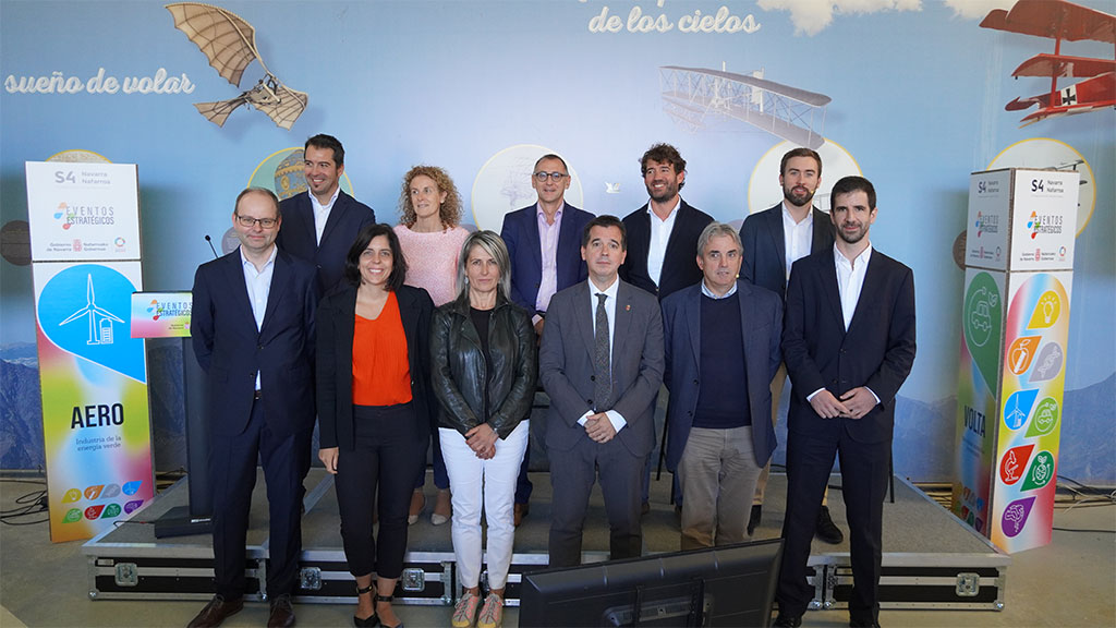 El consejero Mikel Irujo, la alcaldesa de Lumbier y la directora general Itoiz, junto a representantes de las empresas participantes en acto. 