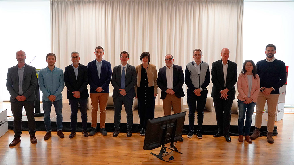 El consejero Irujo, junto al resto de participantes en la jornada
