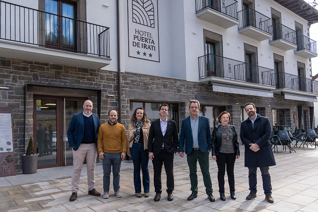 EL consejero Irujo y el director general, Iñigo Arruti, con los responsables de la empresa Grupo Jacar