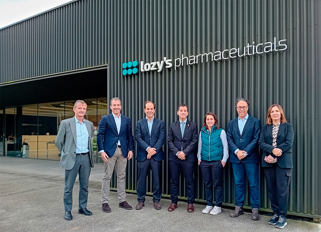 De izda a dcha: Iñaki Larraya, director gerente de SODENA; David Zubeldia y Alejandro Alonso, socios de la farmacéutica; el consejero Mikel Irujo; Mar Sánchez, directora de la planta; Carlos Yañez, socio de la farmacéutica; y María Eugenia Lecumberri, directora de inversiones de SODENA