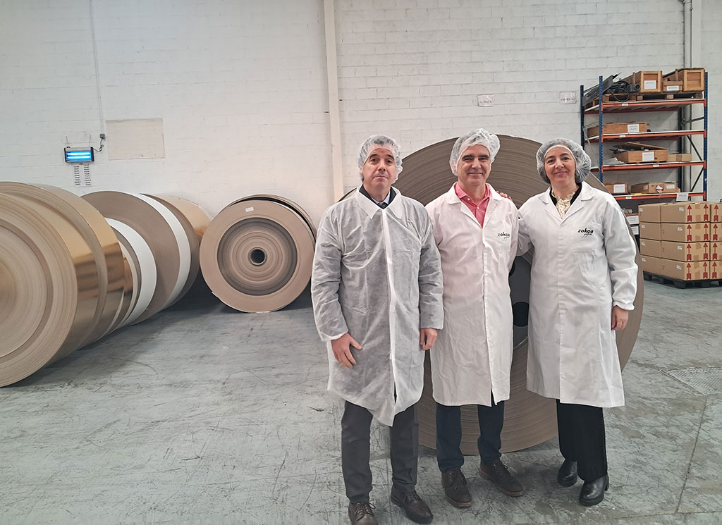 El consejero Irujo y los hermanos Beroiz, en la sala de bobinas. 