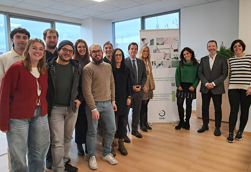 El consejero Irujo, junto a personal de la empresa.