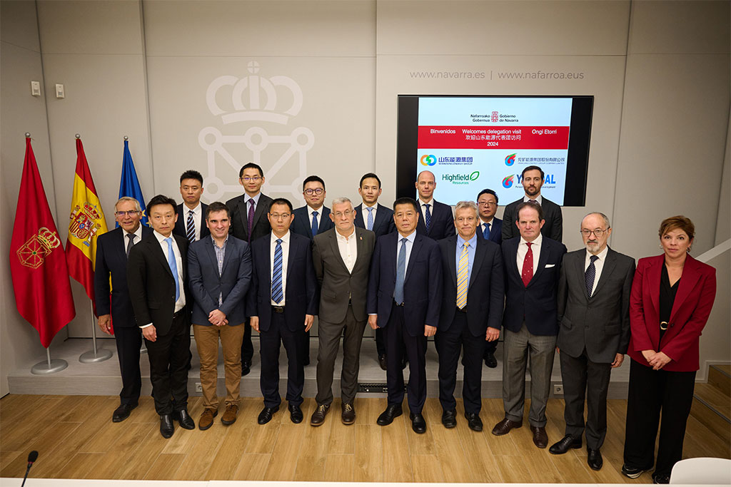 El vicepresidente Taberna con representantes de las empresas chinas y representantes de Geoalcali y Highfield Resources, que han suscrito hoy un acuerdo de financiación para impulsar Mina Muga