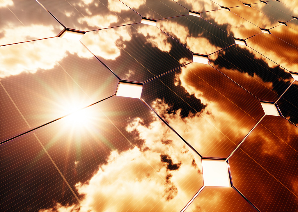 Concepto de energía solar reflexión del cielo cálido en el panel fotovoltaico. representación 3D