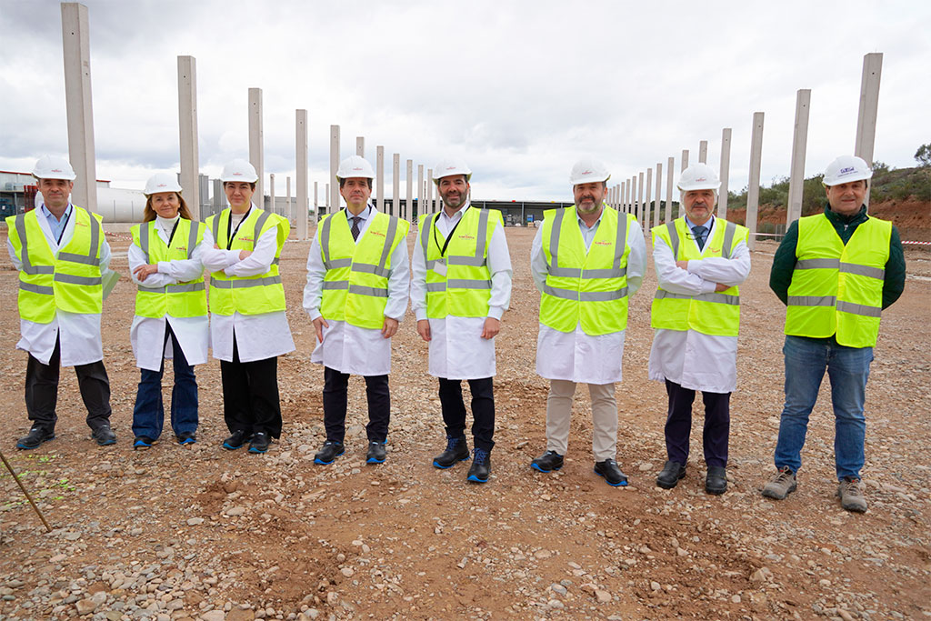 De derecha a izquierda, el Ingeniero de la Obra Emiliano Navajas, junto al equipo directivo de Elaborados Naturales, Iñigo Arruti, Director General de Fomento Empresaria y el consejero Mikel Irujo. 
