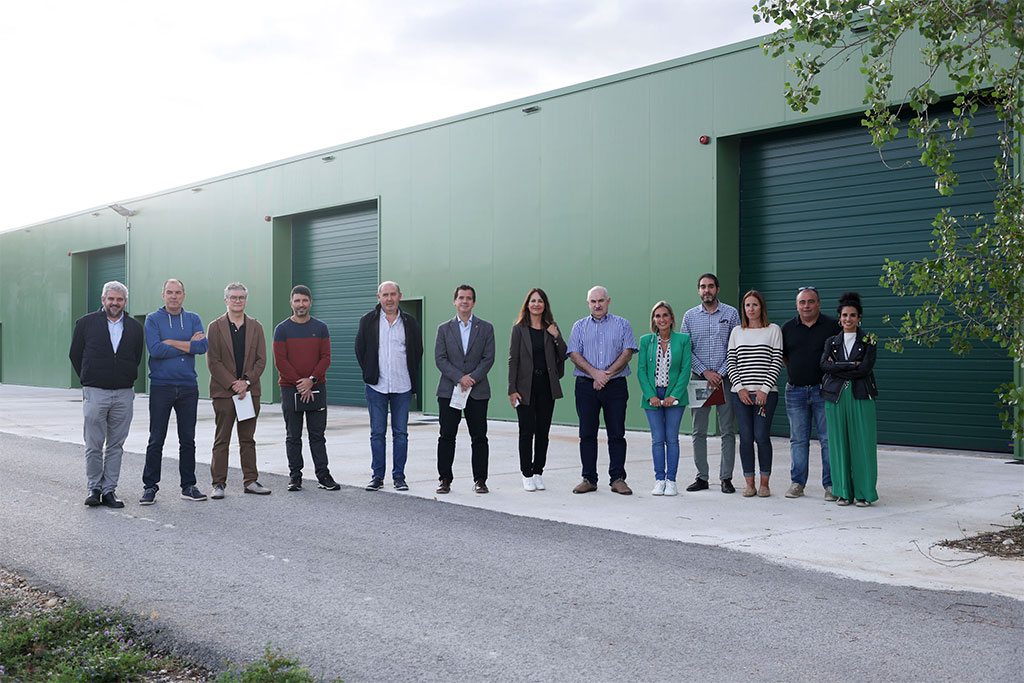 Los consejeros Irujo y Aierdi, junto al resto de autoridades, fuera de las instalaciones.