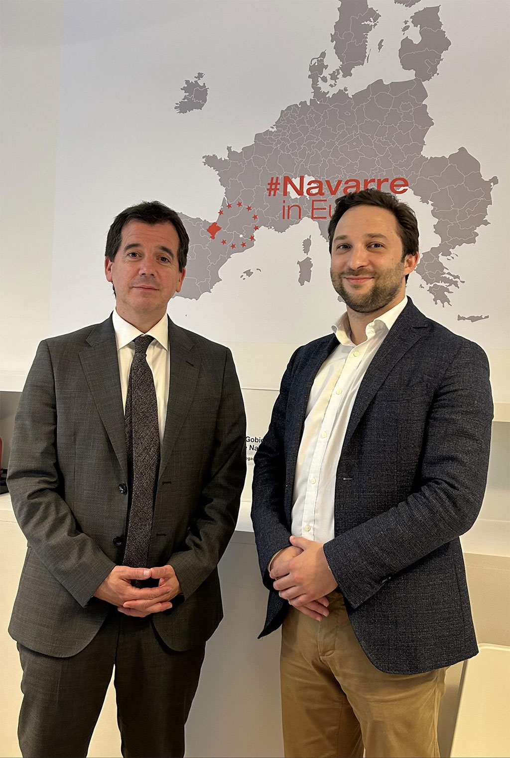 El consejero Mikel Irujo junto a Daniel Gerber.