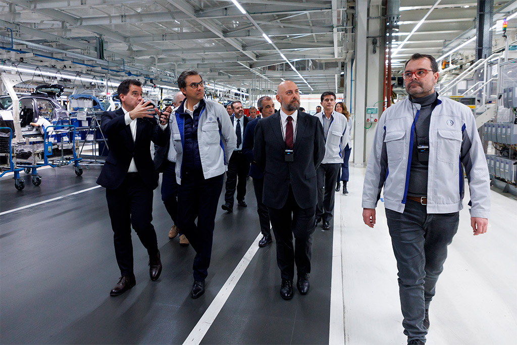 Los consejeros Irujo, Arasti, Aierdi y Chivite, durante su vista a Volkswagen este martes por la tarde, junto al presidente de la planta de Landaben, Michael Hobusch.