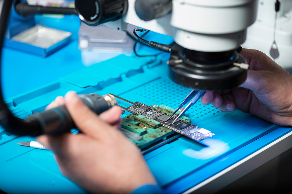 Persona manipulando un dispositivo electrónico
