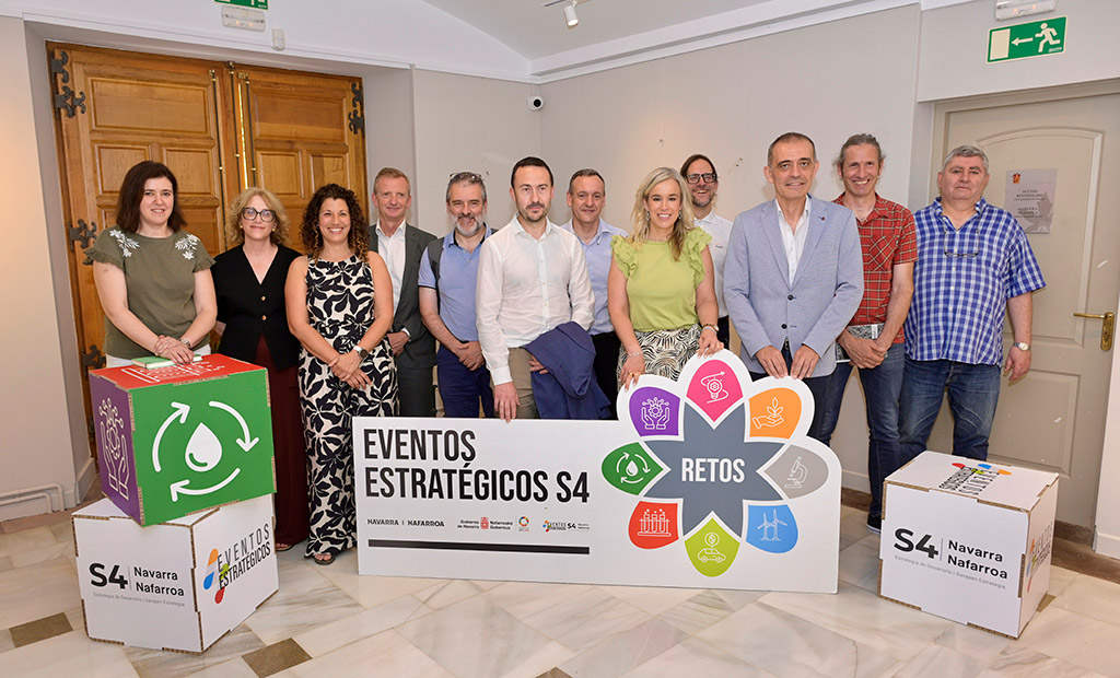 Representantes del Gobierno de Navarra y de Sodena, junto a las empresas participantes del evento.