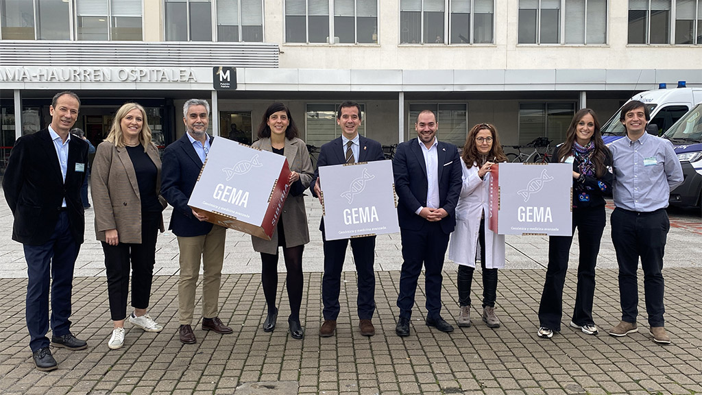 De izquierda a derecha: Ángel Alonso, coordinador de la Unidad de Medicina Genómica de Navarrabiomed; Maite Agüeros, Co-founder y CEO de InnoUp Farma; Antonio Pineda-Lucena, miembro del clúster de salud de Navarra; Uxue Itoiz, directora general de Industria, Energía y Proyectos estratégicos S4; Mikel Irujo, consejero de Desarrollo Económico y Empresarial; Sergio Pérez, director general de Acción Exterior; Isabel Rodrigo, subdirectora asistencial de procesos ambulatorios y diagnósticos y diagnósticos del HUN