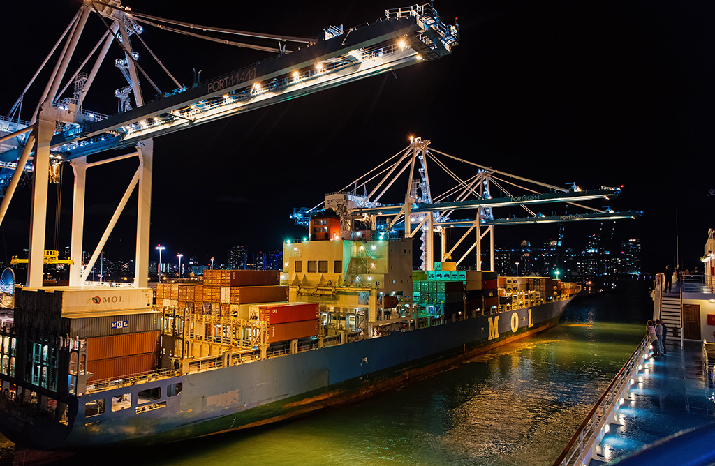 Barco de carga con múltiples contenedores