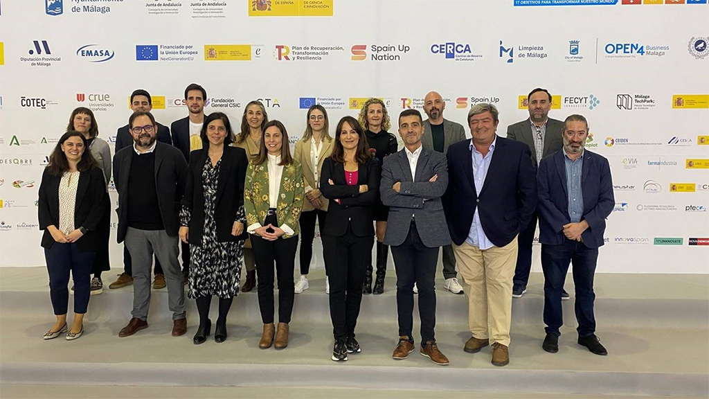 La directora general de Industria, Energía y Proyectos estratégicos S4, Uxue Itoiz; la directora general de Innovación, Agurtzane Martínez; y la directora general de CEIN, María Sanz de Galdeano, junto con miembros de las startups y unidades de I+D+i participantes de la feria Transfiere.