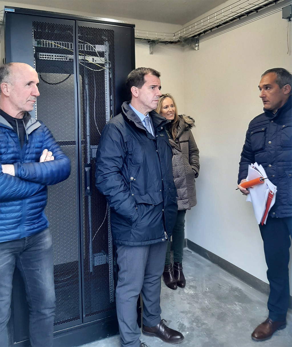 El consejero Irujo, junto a la directora Izaskun Goñi, Jesús Izal de NASERTIC y un representante de la zona, en la visita de la caseta de instalación de fibra óptica en el polígono de Iciz
