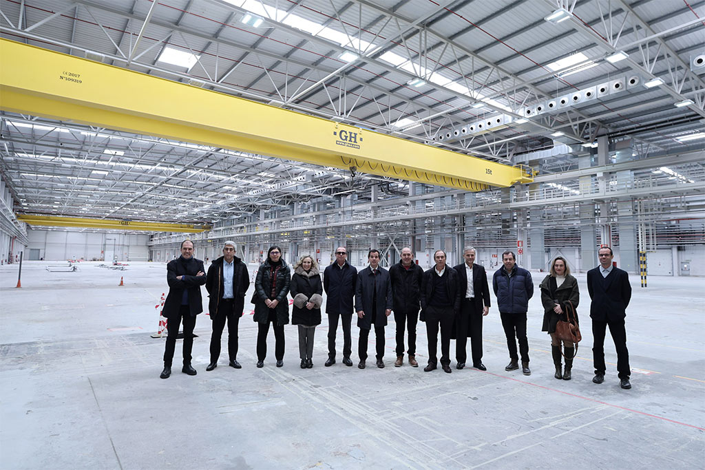 De izda. a decha.: Carlos García, de Cederna; Guillermo Alonso y Amaya Manrique, de Sodena; Izaskun Goñi; Pere Puig, CEO de Flamasats; el consejero Mikel Irujo; Angel Martín, alcalde de Aoiz / Agoitz; Xavier Puig, presidente del Grupo Flamasats; Jorge Muñoz, director de operaciones y finanzas de Flamasats; José Ramón del Pozo, de Flamasats; Amaia Arrizabalaga, jefa de gabinete de Desarrollo Económico y Empresarial; e Ignacio Bosque, de Flamasats