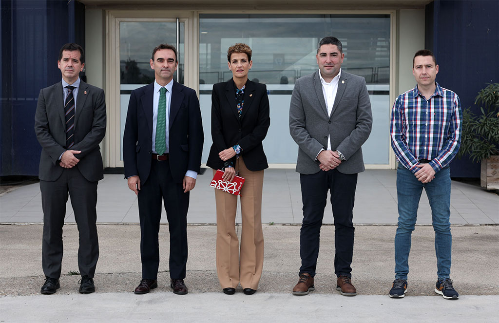 De izda a dcha: El consejero de Desarrollo Económico y Empresarial, Mikel Irujo; el director general de Grupo Apex, Santiago Sala; la Presidenta de Navarra, María Chivite; el alcalde de Ribaforada, Tirso Calvo, y el director de la planta de Ribaforada, Gustavo Boillos