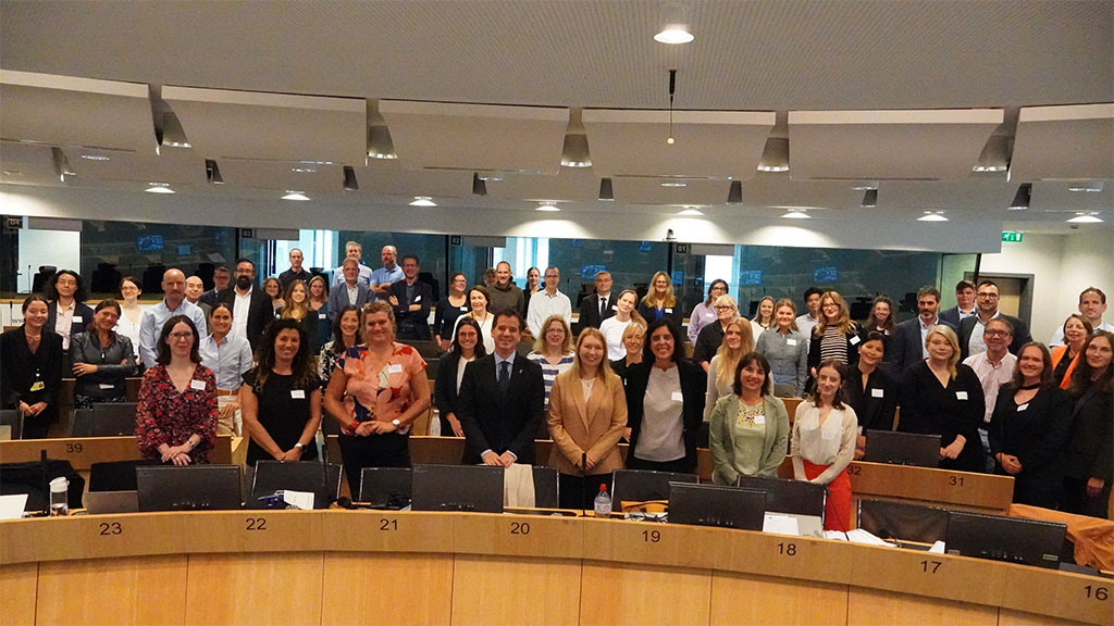 El consejero Irujo y la directora general Uxue Itoriz, junto al resto de la delegación de Navarra y representantes de otras comunidades europeas durante la reunión oficial de lanzamiento del proyecto.