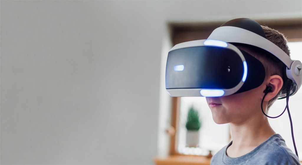 Una persona joven usando un casco de realidad virtual