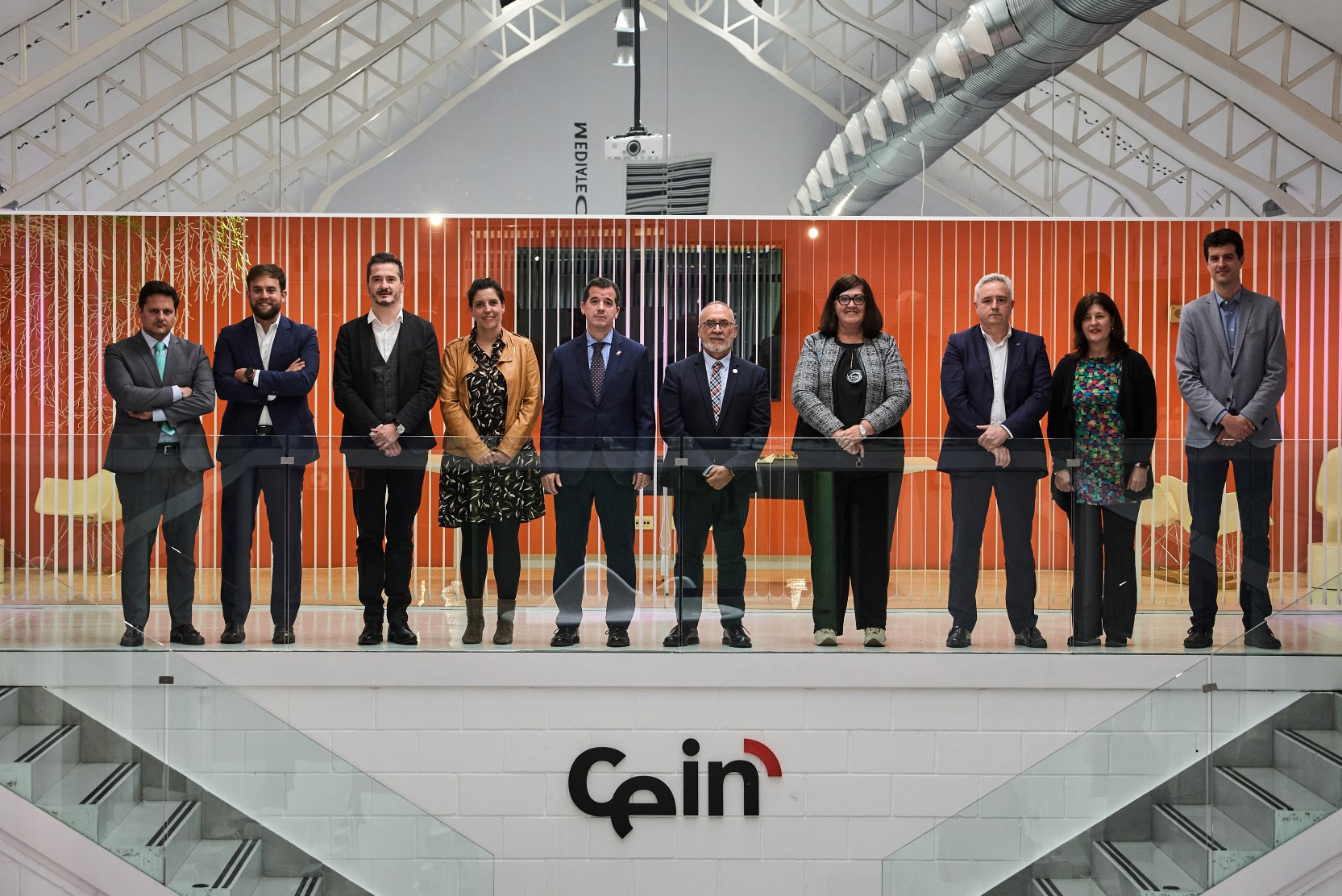 Los consejeros Irujo y Cigudosa, la directora general Uxue Itoiz; la directora gerente de Sodena, Pilar Irigoien y representantes de las empresas mentoras en la presentación de la décima edición de "Impulso Emprendedor".