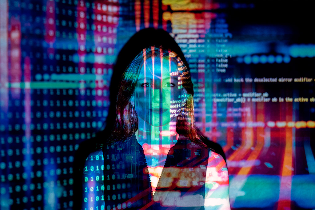 Foto de una mujer con una imagen de datos de colores superpuesta sobre ella