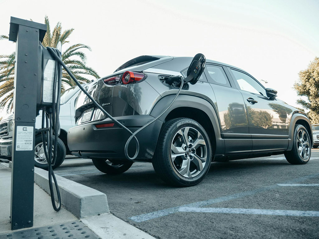 Coche conectado a cargados eléctrico