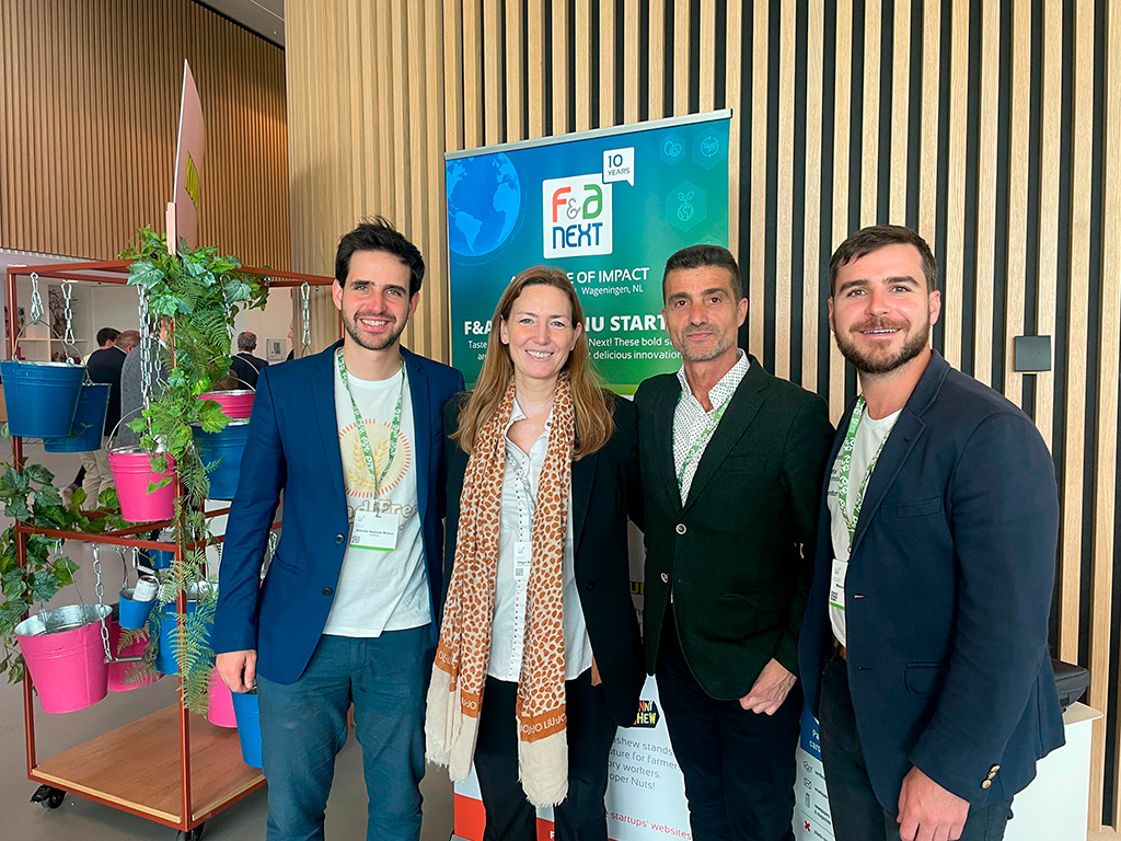 De izda a dcha: Daniel Gómez-Bravo, CEO de BreadFree; Olga Romero, técnica de emprendimiento de CEIN; Mariano Oto, CEO de Nucaps; y Bosco Emparanza, CEO de MOA FoodTech