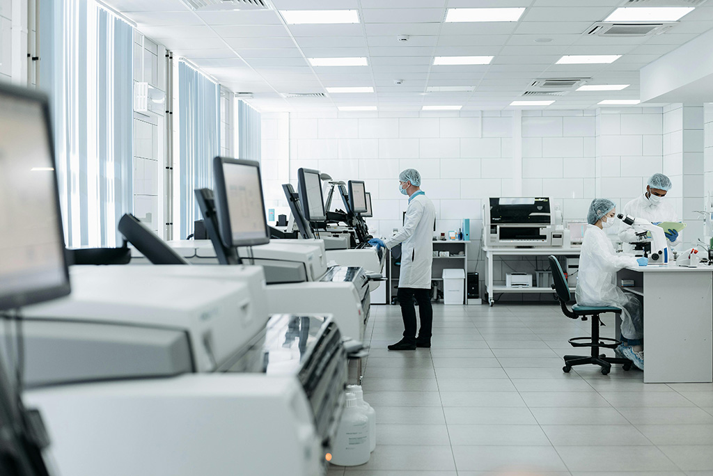 Personal científico en un laboratorio