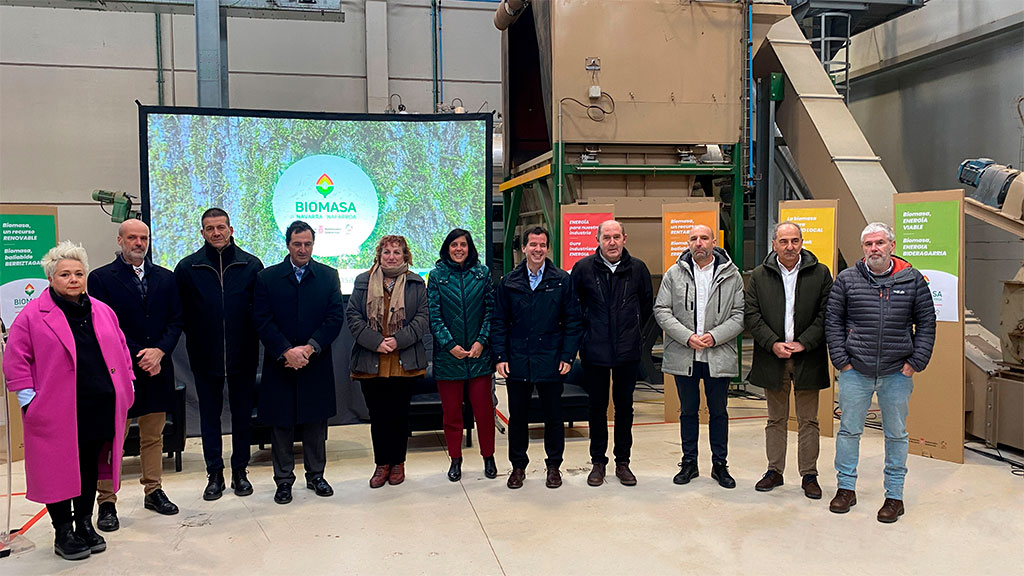 El consejero de Industria, y de Transición ecológica y digital empresarial, Mikel Irujo, en el centro junto con la directora general de Transición energética, Proyectos estratégicos y S4, Uxue Itoiz, junto al resto de asistentes a la presentación de la oficina de Biomasa.  