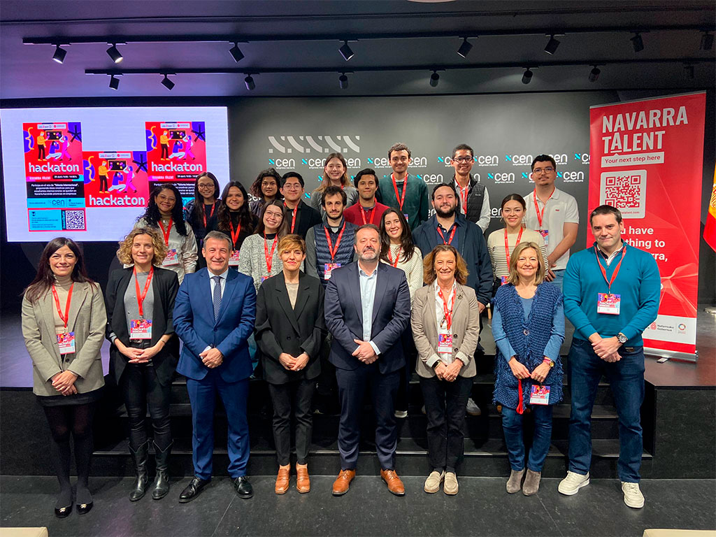 En el centro, el director general de Fomento Empresarial, Iñigo Arruti, Miren Ausín, directora del servicio de Proyección Internacional, estudiantes participantes del hackaton, y representantes del Gobierno de Navarra, la CEN e ICEX.