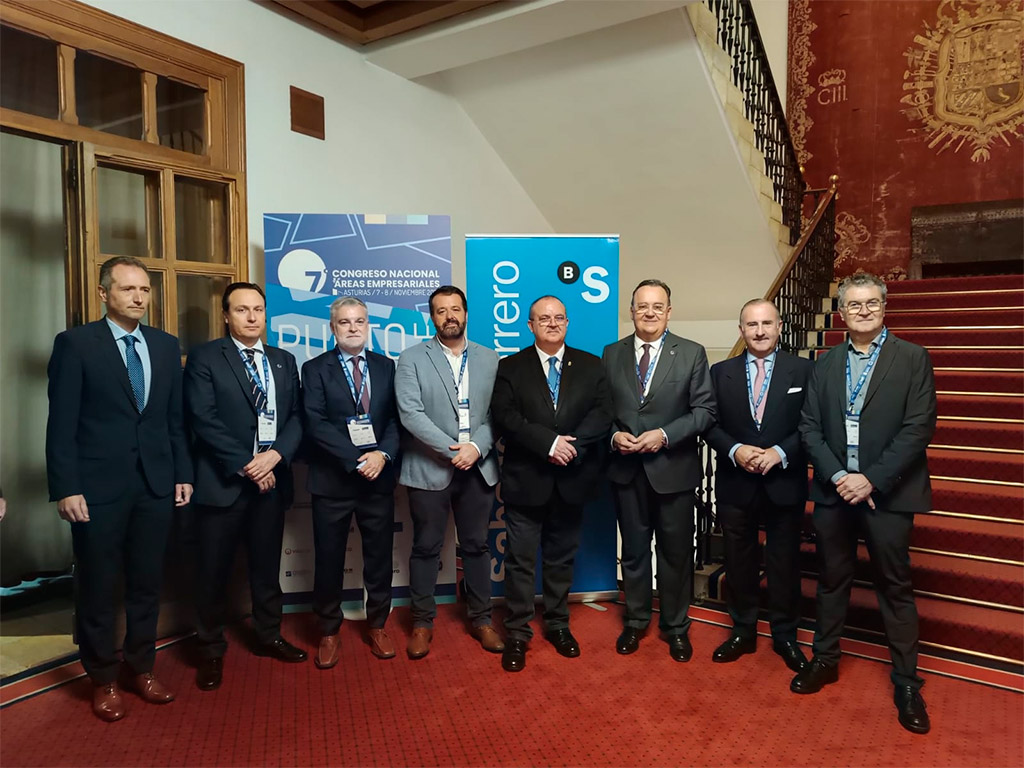 En el centro, Iñigo Arruti, director de Fomento Empresarial del Gobierno de Navarra. Y de izda a dcha: David González. Director General fe SECUENCE, Diego Romá. Presidente FEPEVAL, Pablo García. Vicepresidente AREAS, Isaac Pola. Viceconsejero Industria Principado Asturias, Santos Prieto. Presidente CEDAES, Pablo Junceda. Director General Adjunto Banco Sabadell Y Carlos Chocarro, subdirector de Suelo Industrial de Nasuvinsa.