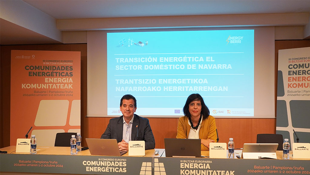 El consejero Irujo e Uxue Itoiz, en un momento de la presentación.