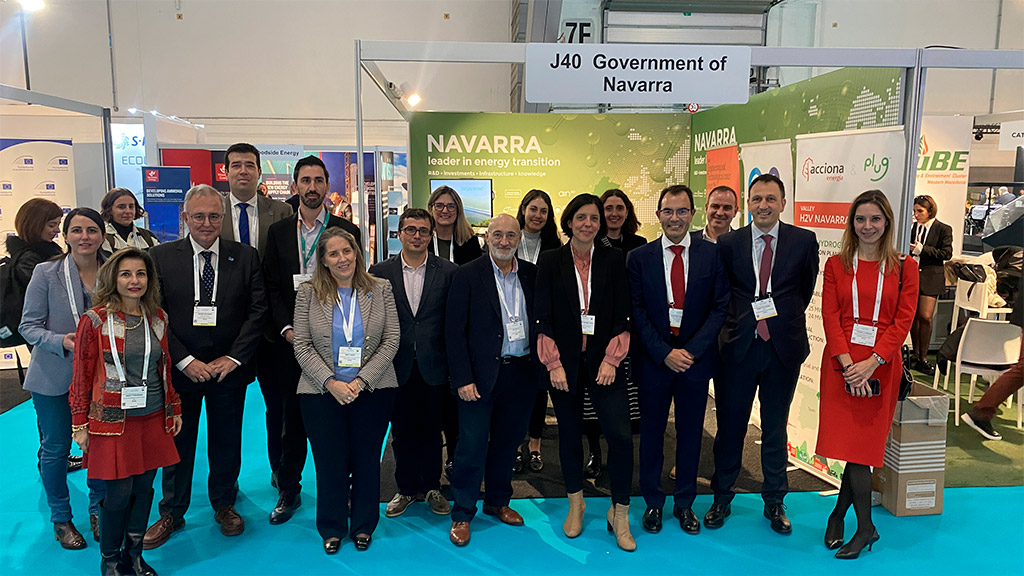 Participantes y visitantes del stand de Navarra en la semana europea del Hidrógeno verde durante el acto inaugural