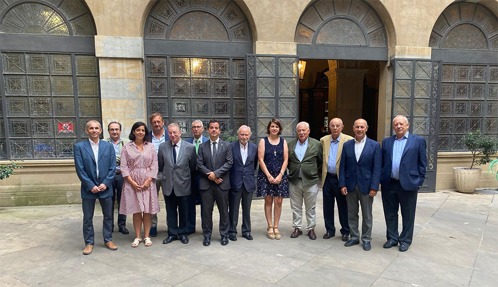 El consejero Irujo y la directora Itoiz, con una representación del Consejo Superior de Colegios de Ingenieros de Minas