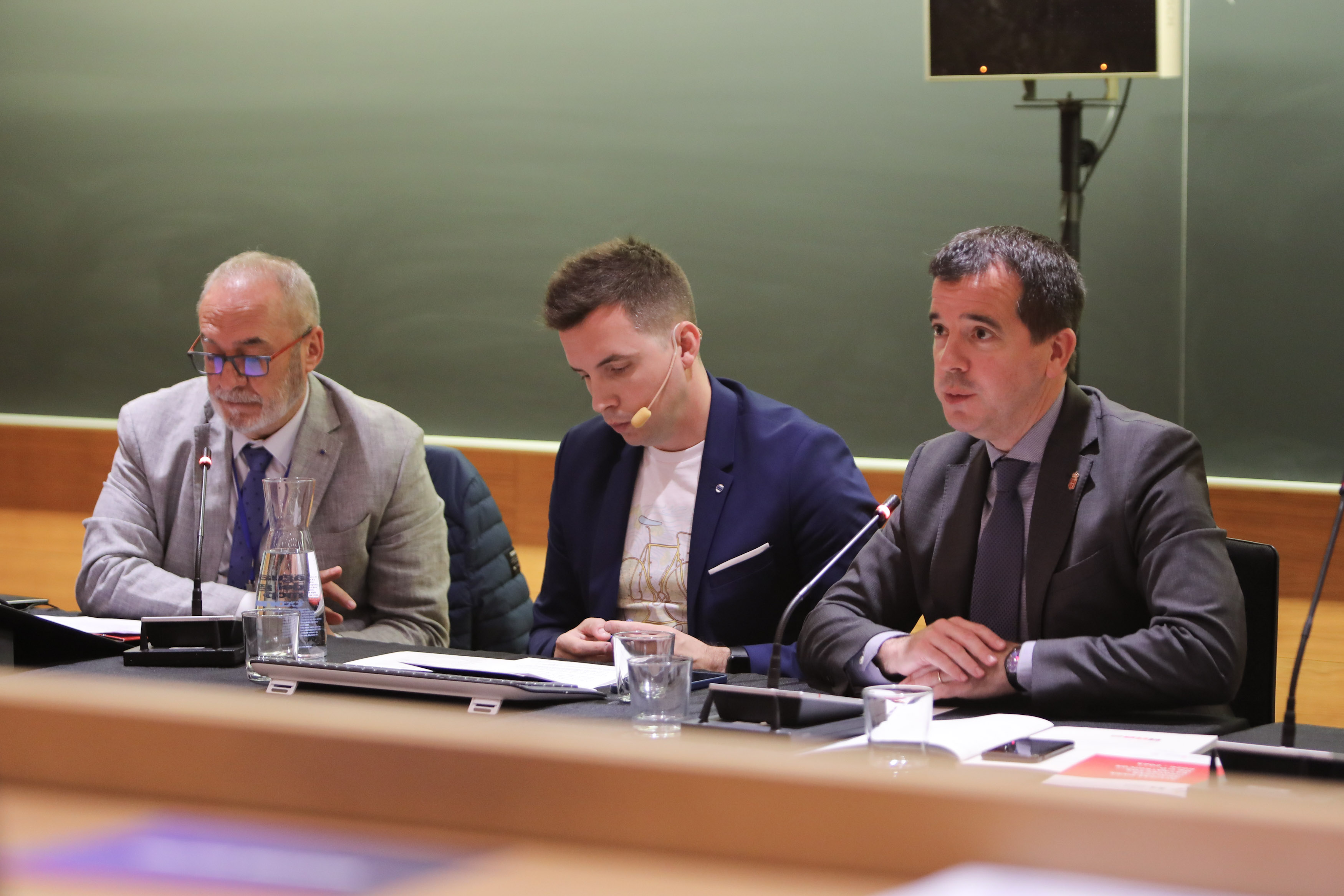 De izquierda a derecha, el consejero Cigudosa, el periodista Amaiur Elizari y el consejero Irujo durante la intervención de este último en la apertura de Iris Data Day
