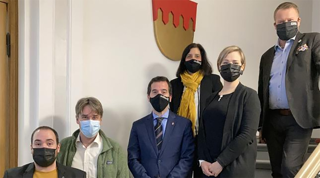 El consejero Irujo, Uxue Itoiz y Sergio Pérez, con la delegación finlandesa