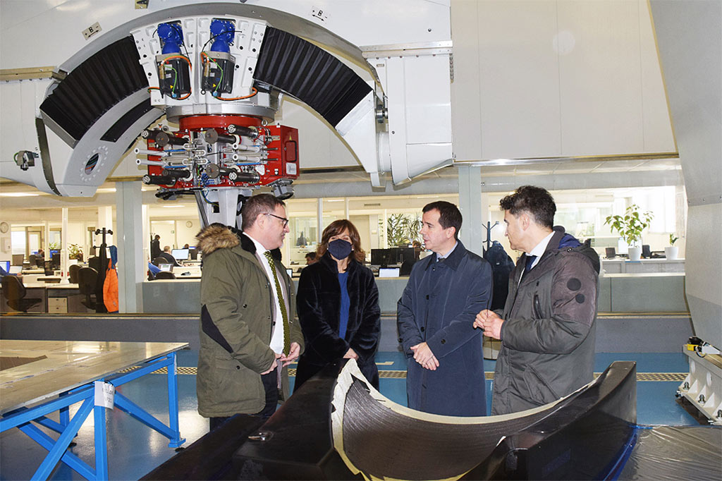 Juan Albéniz, Yolanda Torres, el consejero Irujo y José Manuel González Sesma, en el Laboratorio de Materiales Compuestos.
