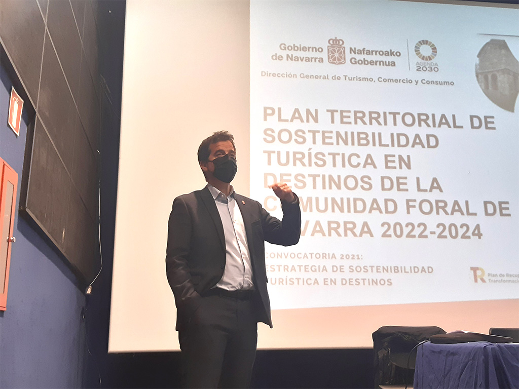 El consejero Irujo en un momento de la reunión