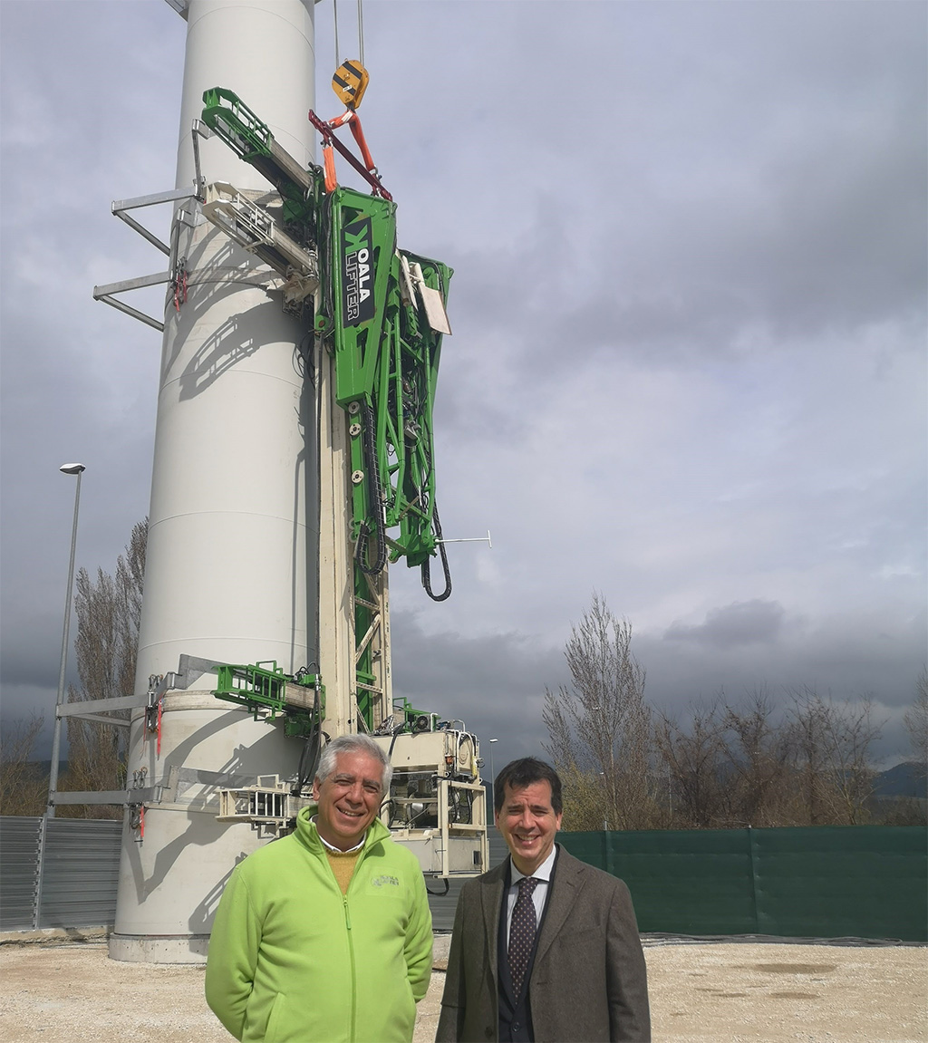 De izquierda a derecha, el CEO de Koalalifter, Emmanuel García de la Peña y el consejero Irujo, en una de las instalaciones de la empresa