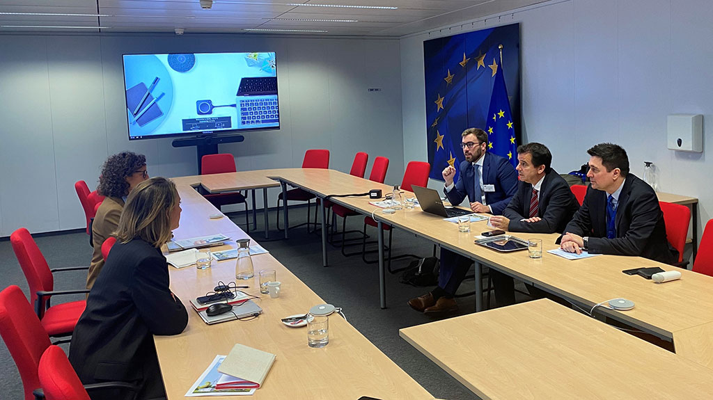 Durante la reunión, el consejero Irujo, junto a Iker Chasco director-gerente de Enercluster, Iñigo Uharte, unidad de asistencia de la oficina permanente de Navarra ante la UE y representantes de la Comisión Europea.