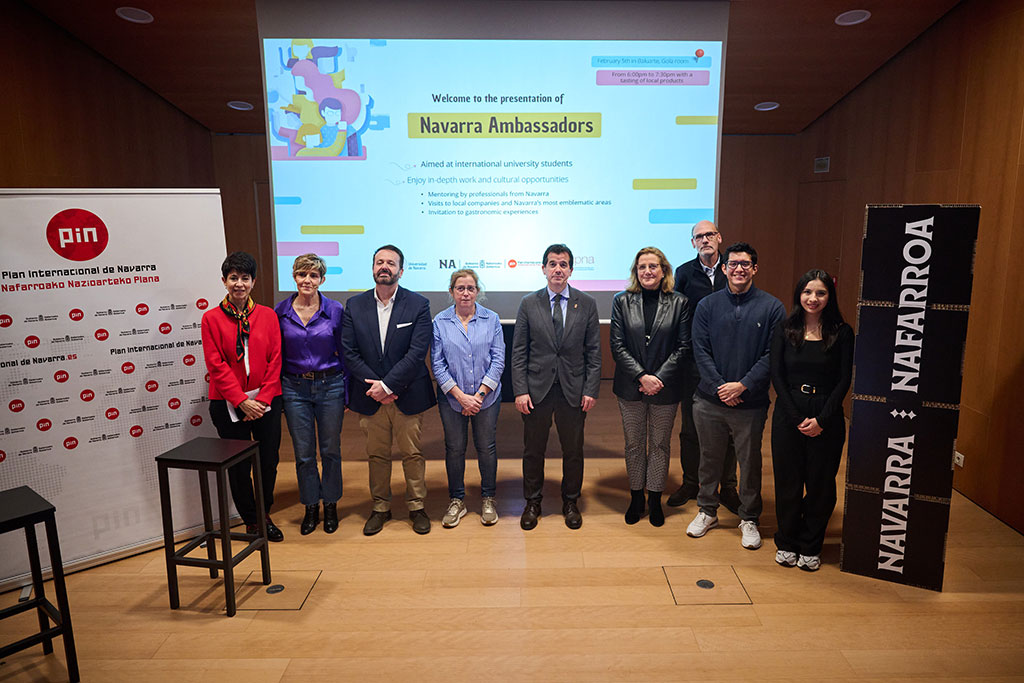 De izquierda a derecha: Yolanda Zubillaga, consultora experta en Recursos Humanos; Miren Ausín, directora del Servicio de Proyección Internacional; Íñigo Arruti, director general de Fomento Empresarial; Conchi Casado, jefa de la sección de Atención Universitaria en la UPNA; el consejero Irujo; Rosalía Baena, vicerrectora de Estudiantes y Relaciones Internacionales de la UNAV; Juan Francisco Elizari, jefe de la Sección de Marca Navarra y Publicaciones; Guillermo Bautista, estudiante internacional de la UPNA;
