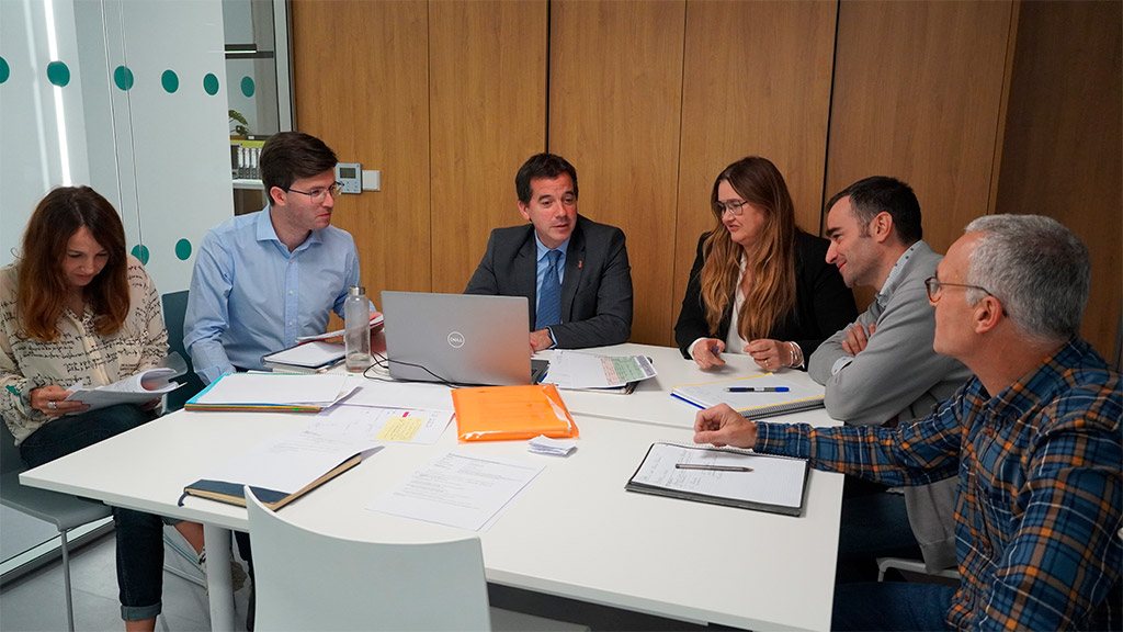 El consejero Irujo y el director general de Comercio y Consumo, Pablo Ezcurra, (a la dcha del consejero), durante una reunión con varios jefes y jefas de servicio.