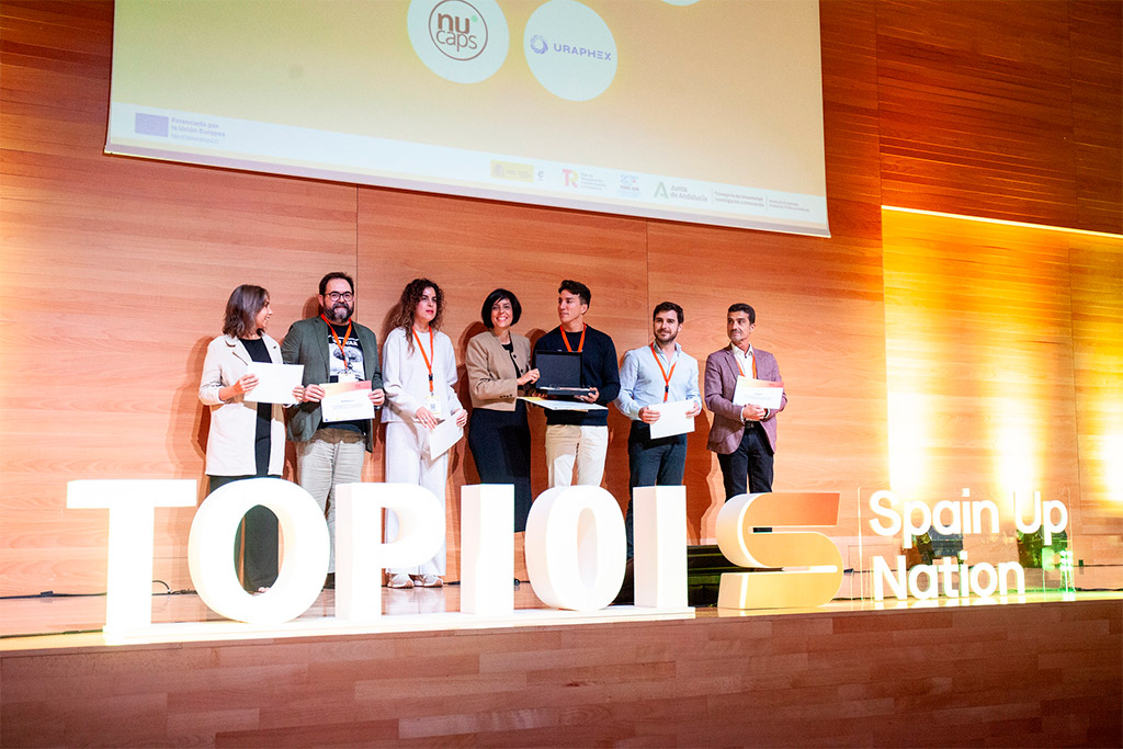 Uxue Itoiz, en el centro, con responsables de las empresas premiadas.